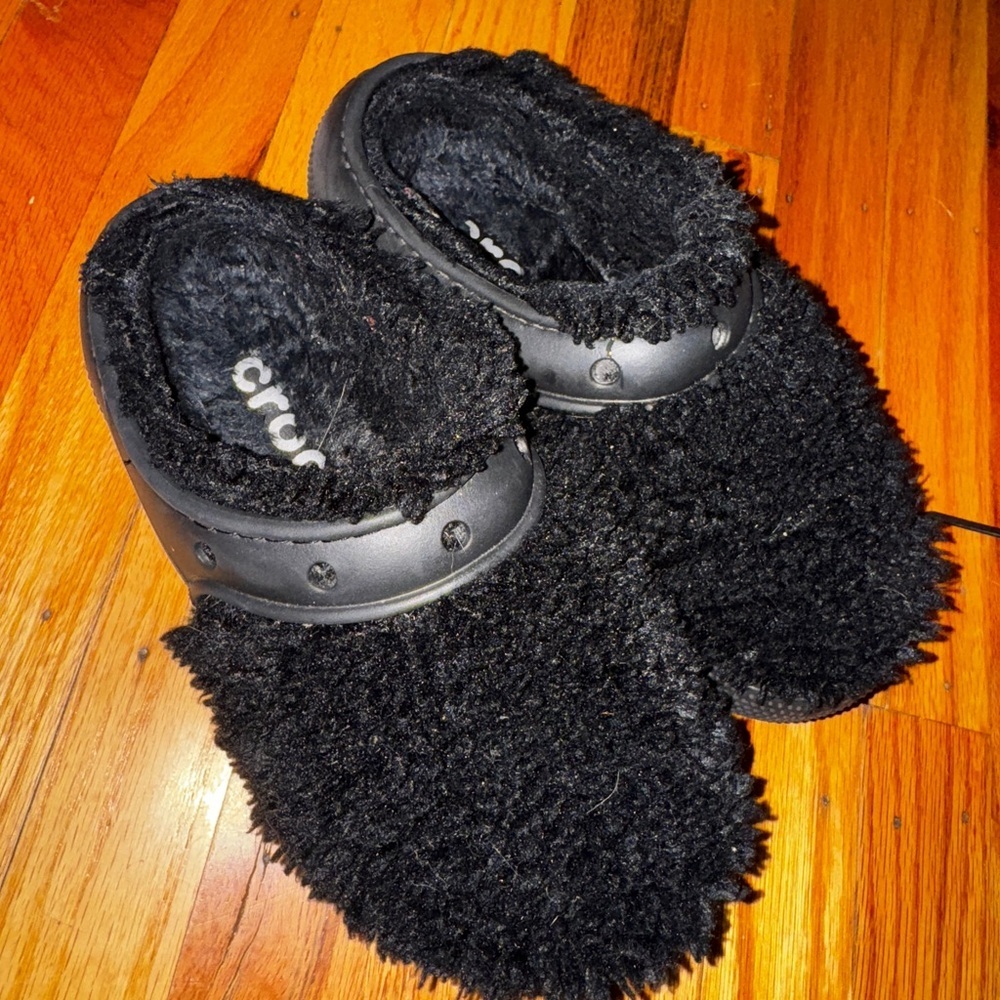 CROCS Black Fuzzy Slippers